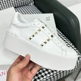 Rivets en métal de designer de luxe petites chaussures blanches chaussures pour femmes à lacets semelle épaisse rehausser les sports en cuir couleur décontractée correspondant au nouveau style baskets dames