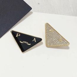 Diseñador de lujo Metal Triángulo Letra Broche Mujeres Hombres Letras Broches Traje Solapa Pin Joyería de moda regalo 7 colores