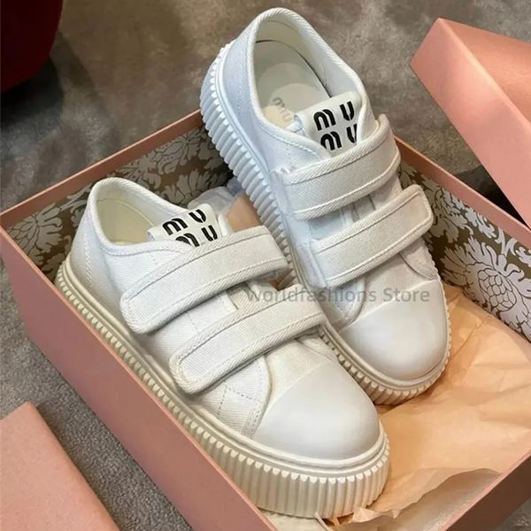 Designer de luxe Miui Chaussures décontractées Miui Sneakers Summer Toile de toile polyvalente petite plate-forme blanche Platform Sports Shoes Half Drag Platepers Platform Cookie Shoe