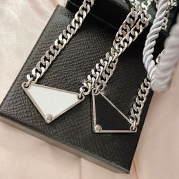 Luxe ontwerper Nacklace For Women Men 2 Kleur sleutelbeen zilveren ketting Triangle Pendant Kettingen Hoogwaardige sieraden Love Bracelet287V