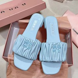 Luxe ontwerper Sandaal Beach Pool Nappa Slide Men Summer Sexy Fashion 2024New Slipper Matelasse Sandale Casual schoenen Lederen vrouwen Comfort Mule Flat Sliders Loafer