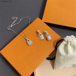 Designer de luxe Collier Bijoux Oreille Goujons Colliers En Acier Chaîne Ras Du Cou Lettre Pendentif Perle pour Femmes Ornements De Fête De Mariage Bijoux