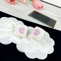 Luxe ontwerper Nieuwe Acryl Stud Earrings Dames Fashion Delicate Simple Sieraden Hoogwaardige Kwaliteit voor Women Wedding Party Daily Outfit Accessoire