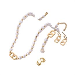 Diseñador de lujo Pulseras de perlas Moda elegante Chapado en oro de 18 quilates Letras en V Collar para mujer Pendientes y anillo Exquisito conjunto de joyas Accesorios con caja de marca