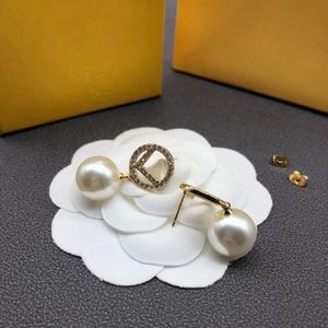 Luxe ontwerper Pearl Stud Elegant Letter F Charm Oorbellen met diamantgouden moeder-van-pearl earring sieraden vrouwen 18K vergulde valentijn bruiloft geschenken