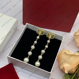 Lyxdesigner Pearl Stud för kvinnor Örhängen lyxiga 18K guldpläterade tofsar hjärtform pärla kristall guld dubbel V bokstav 925s silversmycken klassiska presenter