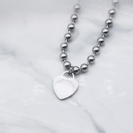 Diseñador de lujo Colgante 15 mm corazón Collares mujer acero inoxidable Cadena de cuentas huecas joyería en el cuello Día de San Valentín