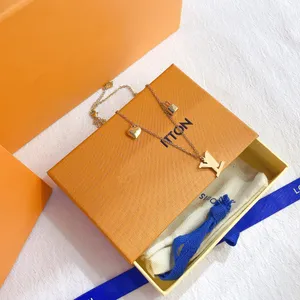 Diseñador de lujo Colgante pulsera collares diseñador Acero inoxidable chapado imitación cuero letra para mujeres joyería de boda sin caja