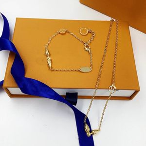 Designer de luxe pendentif bracelet colliers designer en acier inoxydable plaqué or lettre florale pour les femmes bijoux de mariage sans boîte