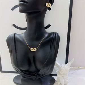 Diseñador de lujo Colgante Collar Pendientes Selección de dijes Moda V Letra a juego Estilo personalizado Diseñador Clásico Conjunto de joyería premium Accesorios con caja