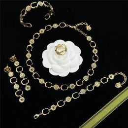 Diseñador de lujo Colgantes Collares de plata Pulsera de oro para mujer Diseñadores Aros Pendiente G 925 Conjuntos de joyas de plata Adornos de crisantemo Anillos de amante 231185D