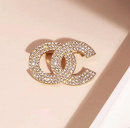 Luxe designer pinnen broches Pearl Crystal Rhinestone 18K Gold Ploated Womens Brand C-Letter Broche Pins Sweater Suit gebracht kledingjuwelen accessoires