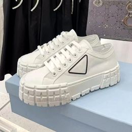 Chaussures de luxe en toile de nylon pour femmes, baskets décontractées, triangle en métal émaillé, bâche blanche