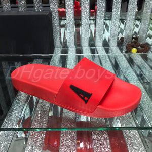 2023 nouveau luxe femme piscine toboggan caoutchouc designer homme lettres chaussure beachwear imprimer plat confort semelle pantoufles à la mode baskets métal triangle sandale