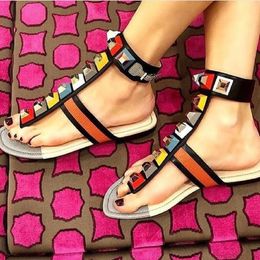 Designer de luxe Rainbow Color Strass Summer Flat Chaussures Femmes Gladiator Sandales Marque Designer Rivets Sandales Summer Flip-Fops Chaussures