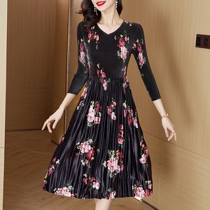 Diseñador de lujo Retro Floral Vestido negro Otoño Invierno Mujeres Manga larga Con cuello en V Delgado Terciopelo dorado Midi Fiesta Vestidos plisados 2023 Vacaciones Fiesta de cumpleaños Vestidos