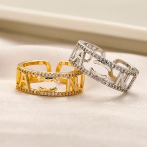 Anillo de diseñador de lujo chapado en oro de 18 quilates para mujeres y hombres Anillo de letras Anillos de diseñador Pequeño anillo de diamantes Anillos de moda Joyería de regalo de fiesta de bodas