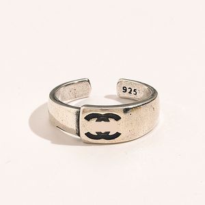 Anneau de créateur de luxe 18K Gold pour femmes hommes Ring Letter Designer Retro Classic Classic Simple Ring Rings Anneaux de mariage Bijoux Gift Gift