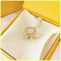 Diseñador de lujo Anillo Diamante Carta Compromisos de joyería para mujeres Anillo de amor F Marca Anillos de oro Collares 21081004R