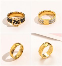 Anneau de créateur de luxe Fashiond Jewelry Goldplated Copper Diamond Alphabet Love Ring Brand Accessory Gift Swingl Conçu pour 5029054