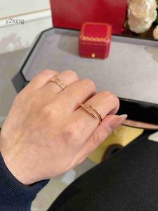 Anneau de concepteur de luxe Ring à ongles mince Ring de qualité diamant pour la femme homme électroplate 18k classique rose premium or avec boîte 63zv