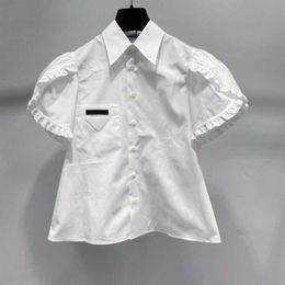 Ensemble de vêtements de sport à manches courtes pour hommes et femmes de créateurs de luxe Academy Triangle Label Blossom White Shirt Summer New Small Style Design Sense Short Sleeve Top