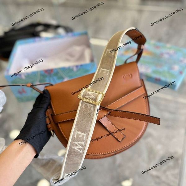 Top Saddle Saddle Single Shoulder Hand Bag de cuero Genuino Copa de cuero Vintage Bolsa Bordida Semi-Round Borders Bolsas Crossbody