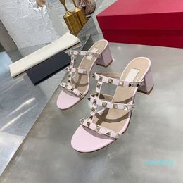 Designer de luxe sandales talons hauts rose 2021 été mode rivet glisser en cuir talon épais creux sexy grandes pantoufles pour femmes 5.5cm 2021