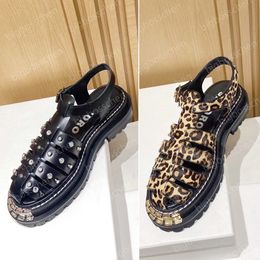 Designer de luxe sandales dames Sandro marque de mode française chaussures romaines style punk classique rivet boucle chaussures de sport léopard fond épais grandes dents en or sandales 35-40