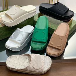 Designer de luxe sandales hommes femmes sandales chaussures plates caoutchouc creux en noir et blanc de plage d'été imprimé salle de bain pantoufles à la maison 36-45