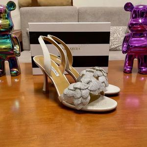 Sandales de concepteur de luxe Straps de création embellis talons de designer chaussures de mariage sexy sangle en cuir Sandales Crystal Stiletto Slippers pour femmes