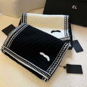 Bufanda de diseñador de lujo Bufandas de cachemira con aislamiento de punto Otoño e invierno Mujeres Hombres cálidos Toque cómodo Proceso de moda para personas mayores Tamaño versátil 35x190 cm