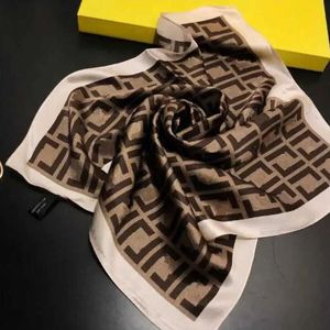 Foulards de créateurs de luxe top femmes foulards en soie mode lettre foulard marque petites écharpes Variété d'accessoires foulard activités cadeaux