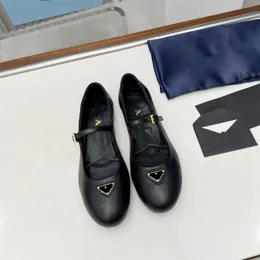 Chaussures de créateurs de luxe Ballet Flats 2024 Nouveau entraîneur de mode danse noire de qualité décontractée basse pliable en cuir souple robe extérieure sandales femme d'été baske