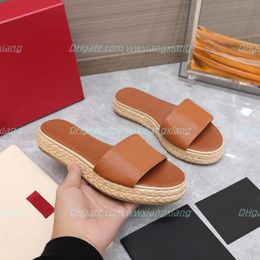 Chaussures de créateurs de luxe Sandales pour femmes de créateurs Diapositives Pantoufles Espadrille tressée Boucle de tour Mules à semelle en cuir de veau Pantoufles plates Polyvalentes Tongs d'été