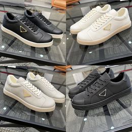 Zapatos de diseño de lujo zapatillas de cuero en el centro de cuero entrenadores para hombres triángulo metálico metálico blanco blanco versátil versátil al aire libre