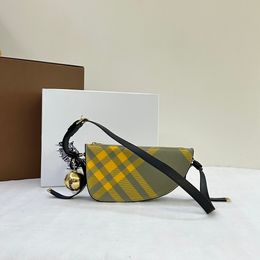 Sac à bandoulière de créateur de luxe en cuir de veau véritable, petit sac à bandoulière tendance de qualité miroir avec breloque cloche amovible pour femme avec emballage complet