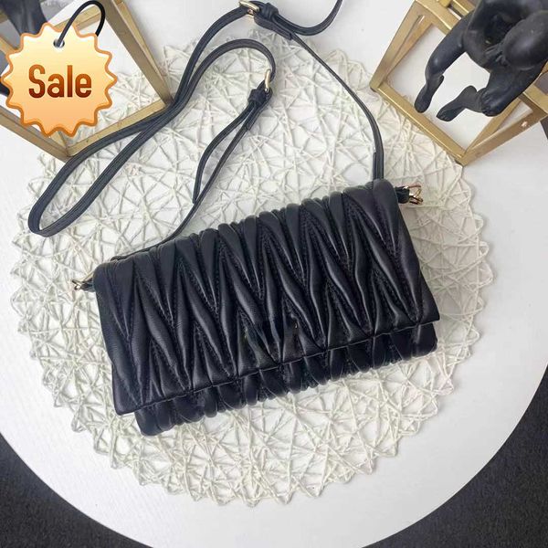 Designer de luxe Sacs à bandoulière 2023 Nouveau Miu Mode Correspondant Texture En Cuir Plissée Portable Multifonctionnel Sac À Bandoulière Boîte Cadeau Emballage Usine Vente Directe