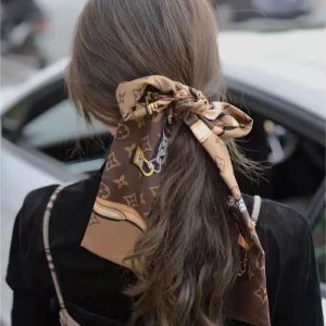 Écharpe de soie de concepteur de luxe Femmes écharpe noire Broupe de cheveux double soie simple et polyvalente style de style en différentes couleurs
