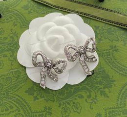 Diseñador de lujo Silver Bow Charm Earring Stud aretes orecchini Brass Pendientes de cristal de calidad superior Wome Ladies Party Lovers regalo joyería