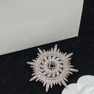 Designer de luxe Silver Circle Pins Broches Perle Pleine de Diamant Cristal Bijoux de marque de mode pour hommes et femmes de haute qualité avec boîte