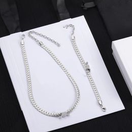 Créateur de luxe Silver Jewelry Set Fashion Chokers Collier Collier Bracelet pour la fête d'anniversaire de fête pour femmes Bijoux de haute qualité avec boîte