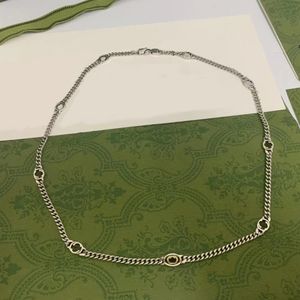 Collar de plata de diseñador de lujo, collar de cadena con letras simples a la moda, cadena de suéter de 50cm, joyería de regalo para hombre