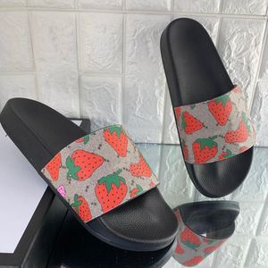 Luxe designer Slide platte slippers dames Strawberry Tiger Bee sandalen 2024 zomerslippers mode heren strand indoor parel rood groen afdrukken paar slippers