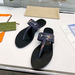 Deslizador de diseñador de lujo 2023 sandalias de estilo nuevo de verano Chanclas sandalias de mujer de playa casual Amantes de cuero versátiles zapatillas masculinas Tamaños 35-46 + caja