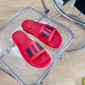 2023 Nuevo diseñador Diapositiva Mujer Zapatilla para hombres Lujo Verano Clásico Piscina Playa Confort Plano Unisex Letras de goma con caja Zapato Colorido Sandalia suave