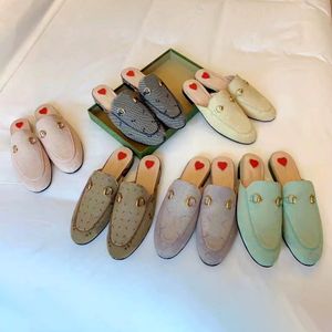 Chaussures de robe de haute qualité Designr Classic Luxury Geatine Leather Summer Womens Sandal Designer Mans Outdoors Travel Fashion Flat Canvas Casual Shoes Taille35-41