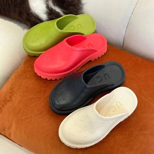 Sandale de luxe unisexe célèbre designer femme pantoufle pour hommes slip-on plat en caoutchouc perforé plate-forme épaisse douce colorée piscine mousse semelle à crampons