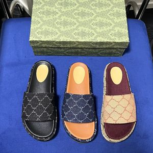 Luxe Designer Slippers Merk Designer Vrouwen Knipsel Gedrukt Dikke Zool Slippers Sandalen met in elkaar grijpende Letters Leuke Sunny Beach Schoenen voor Dames Slippers