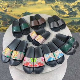 Zapatillas de diseñador de lujo para hombres Pisos para mujer Fondos de Geal Flores florales Fresa Diapositivas de moda Habitación de cuero de goma Casa Mula al aire libre Pantoufle Sliders